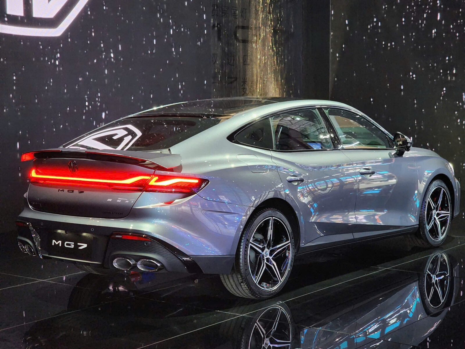 mg 7 giá lăn bánh
