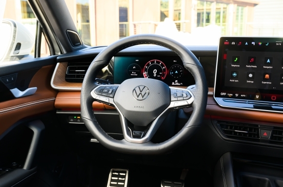 Volkswagen Tiguan 2025 - Thay đổi toàn diện: Giá xe, đánh giá, thông số kỹ thuật mới nhất 58 Volkswagen Tiguan 2025 - Thay đổi toàn diện: Giá xe, đánh giá, thông số kỹ thuật mới nhất 18335 LIPMANJL10588 Volkswagen Tiguan 2025 - Thay đổi toàn diện: Giá xe, đánh giá, thông số kỹ thuật mới nhất