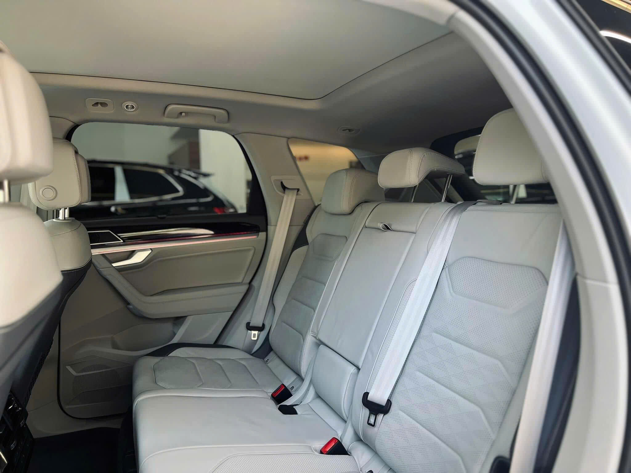 Giá xe VW Touareg – Đánh Giá, và Giá Lăn Bánh 2025 51 Giá xe VW Touareg – Đánh Giá, và Giá Lăn Bánh 2025 volkswagen touareg 12 Giá xe VW Touareg – Đánh Giá, và Giá Lăn Bánh 2025