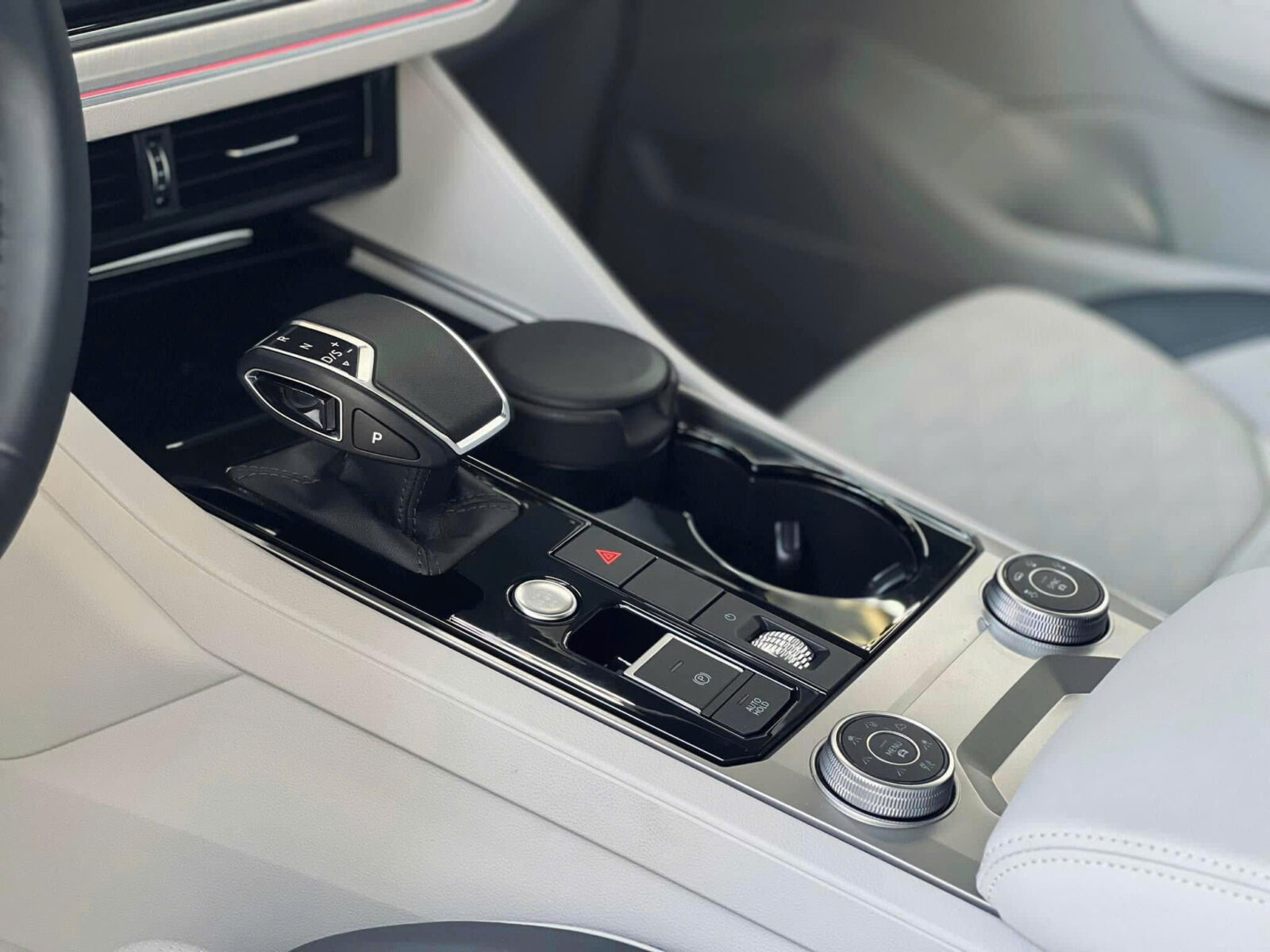 Giá xe VW Touareg – Đánh Giá, và Giá Lăn Bánh 2025 50 Giá xe VW Touareg – Đánh Giá, và Giá Lăn Bánh 2025 volkswagen touareg 15 Giá xe VW Touareg – Đánh Giá, và Giá Lăn Bánh 2025