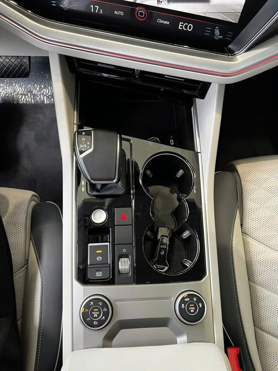 Giá xe VW Touareg – Đánh Giá, và Giá Lăn Bánh 2025 53 Giá xe VW Touareg – Đánh Giá, và Giá Lăn Bánh 2025 volkswagen touareg 16 Giá xe VW Touareg – Đánh Giá, và Giá Lăn Bánh 2025