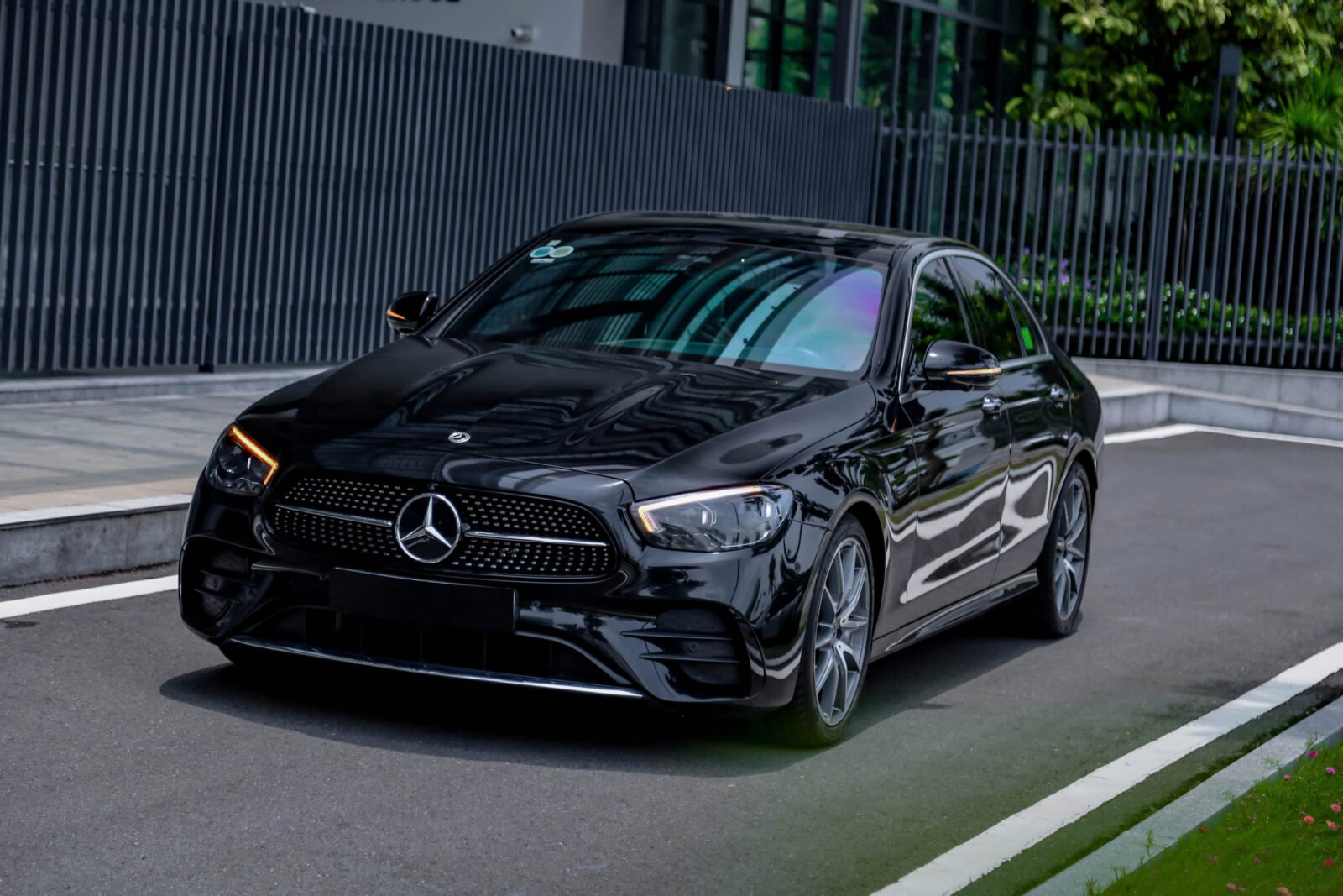 Xe Mercedes Lướt Chính Hãng – Giá xe Mercedes cũ và Ưu đãi 2025 81 Xe Mercedes Lướt Chính Hãng – Giá xe Mercedes cũ và Ưu đãi 2025 mercedes e300 luot chinh hang 1 Xe Mercedes Lướt Chính Hãng – Giá xe Mercedes cũ và Ưu đãi 2025