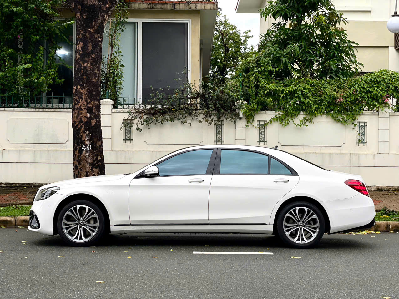 Xe Mercedes Lướt Chính Hãng – Giá xe Mercedes cũ và Ưu đãi 2025 104 Xe Mercedes Lướt Chính Hãng – Giá xe Mercedes cũ và Ưu đãi 2025 xe mercedes 450 da qua su dung chinh hang 2 Xe Mercedes Lướt Chính Hãng – Giá xe Mercedes cũ và Ưu đãi 2025